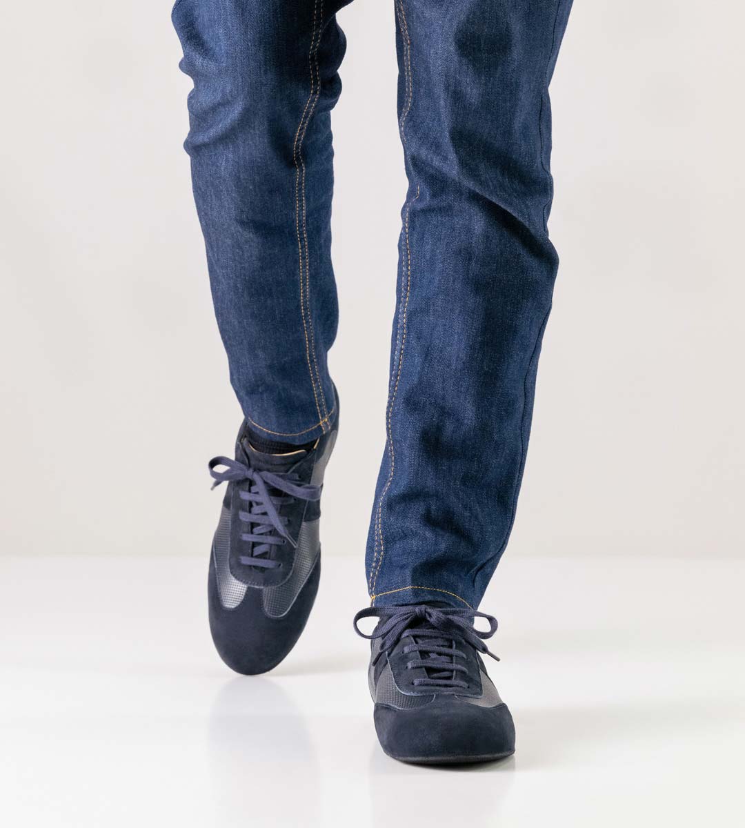 Bari un jean bleu combiné à une chaussure de danse pour homme de couleur bleue pour les semelles libres