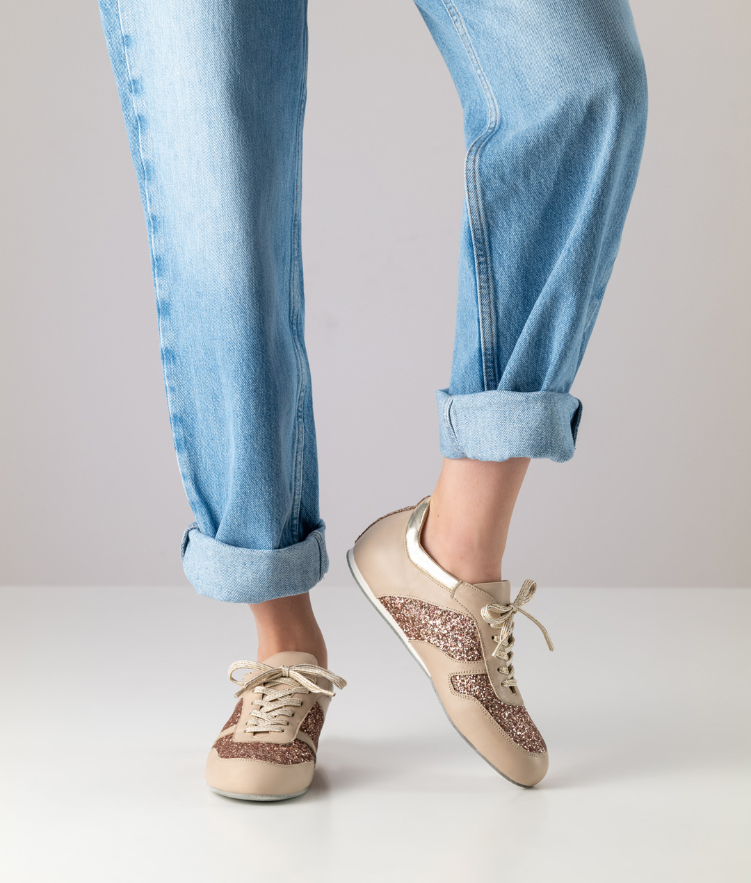 Baskets de danse plates avec semelle en cuir velours de Werner Kern en brocart scintillant en or rose et détails beiges.