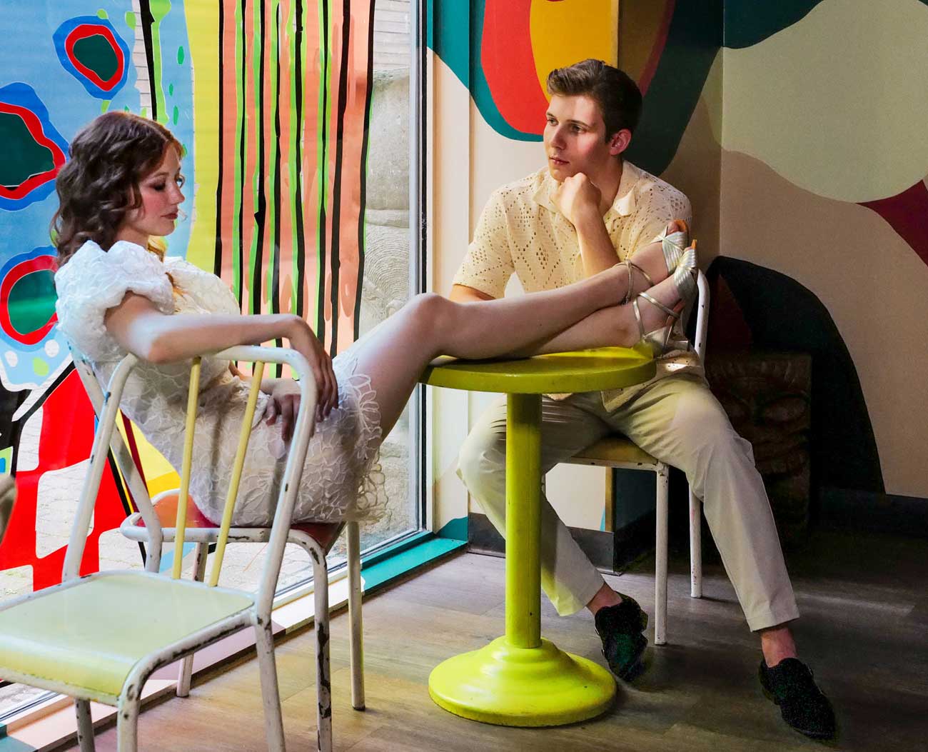 Les mariés avec leurs chaussures de danse font une pause à table