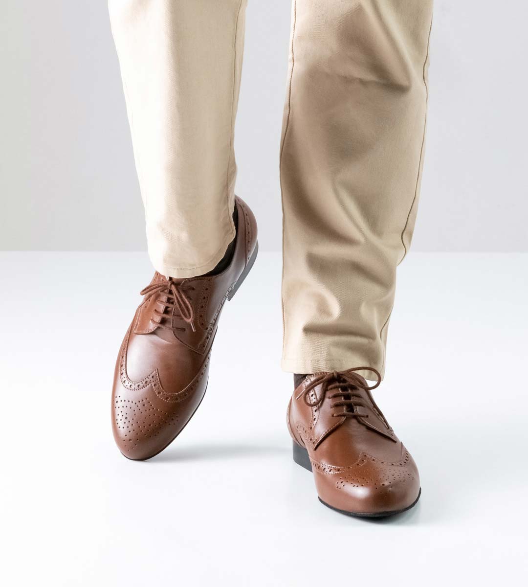 Udine Chaussures de danse pour hommes de 2 cm de haut en nappa en combinaison avec un pantalon beige