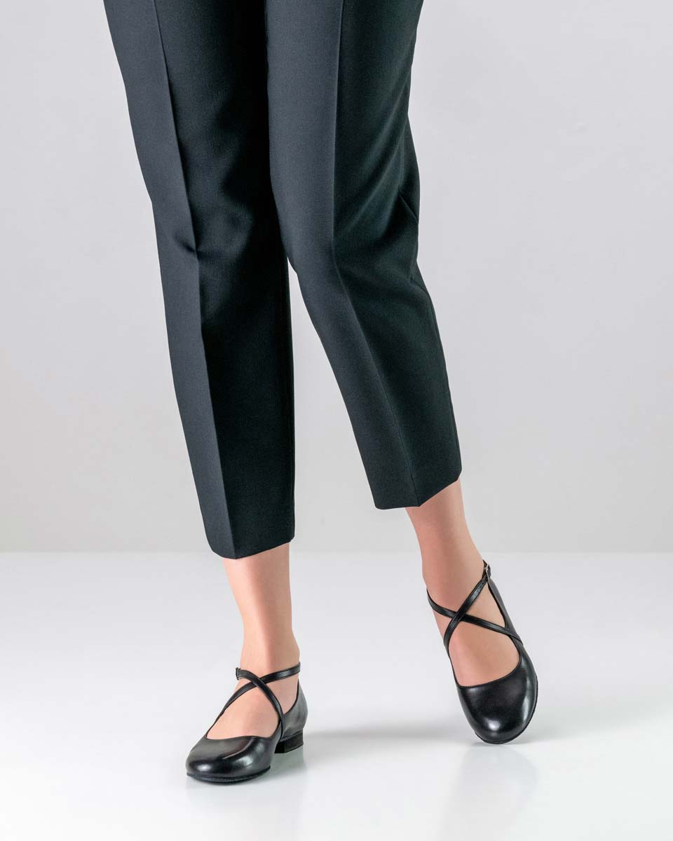 Fanny Werner Kern Chaussures de danse pour femmes avec talon de 1,5 cm en combinaison avec un pantalon noir