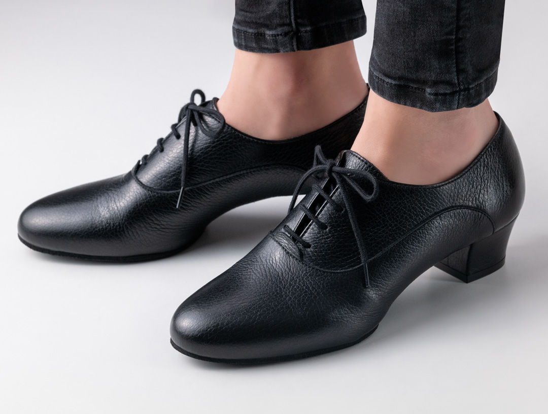 Chaussures de danse noires, fermées, à lacets, en cuir de cerf noble et petit talon confort.