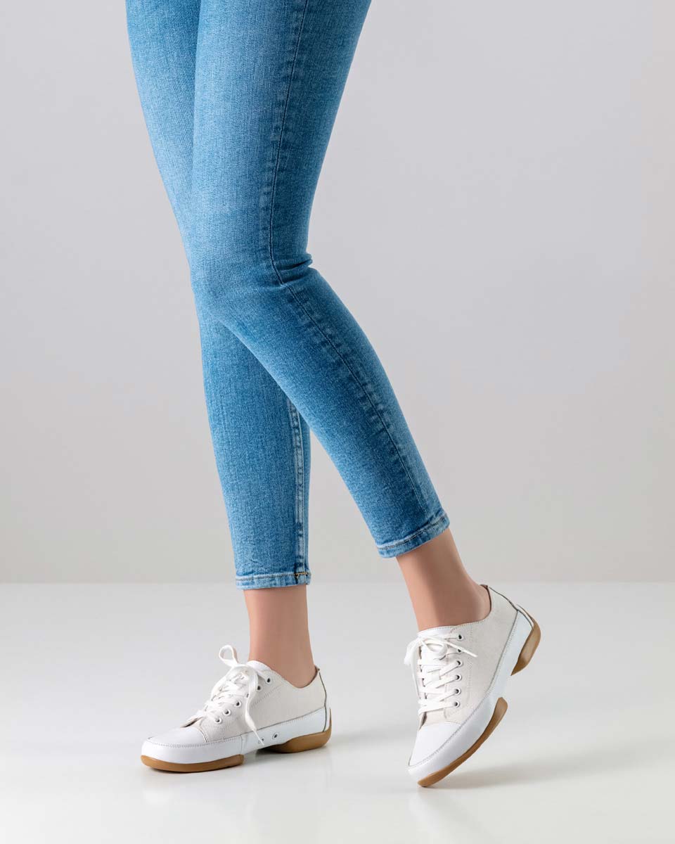 140 sneakers de danse pour femmes de 1 cm de haut de Suny en combinaison avec un pantalon bleu