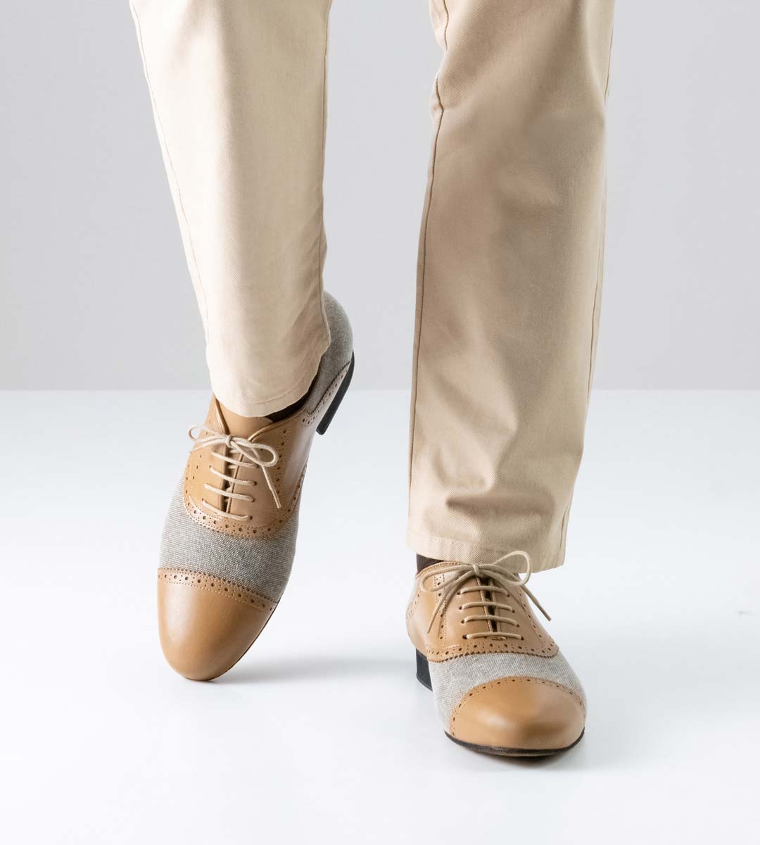 Tadil Chaussures de danse pour hommes de Nueva Epoca en canvas et cuir en combinaison avec un pantalon clair