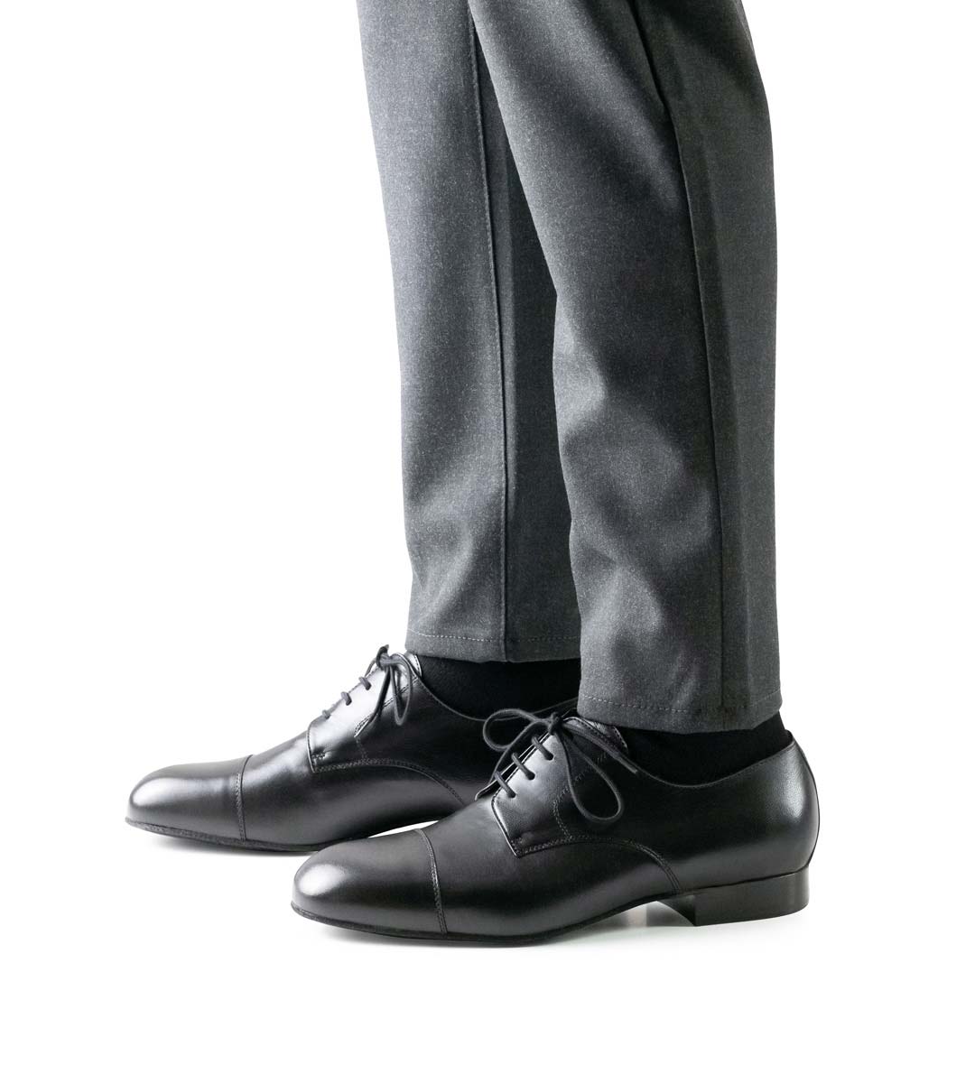 Imola pantalon gris en combinaison avec des chaussures de danse noires pour hommes de Werner Kern pour pieds larges