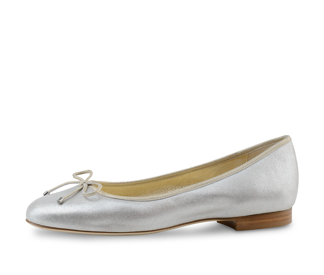 Ces ballerines se présentent dans des couleurs estivales, dans des tons argentés métallisés mats et nude.