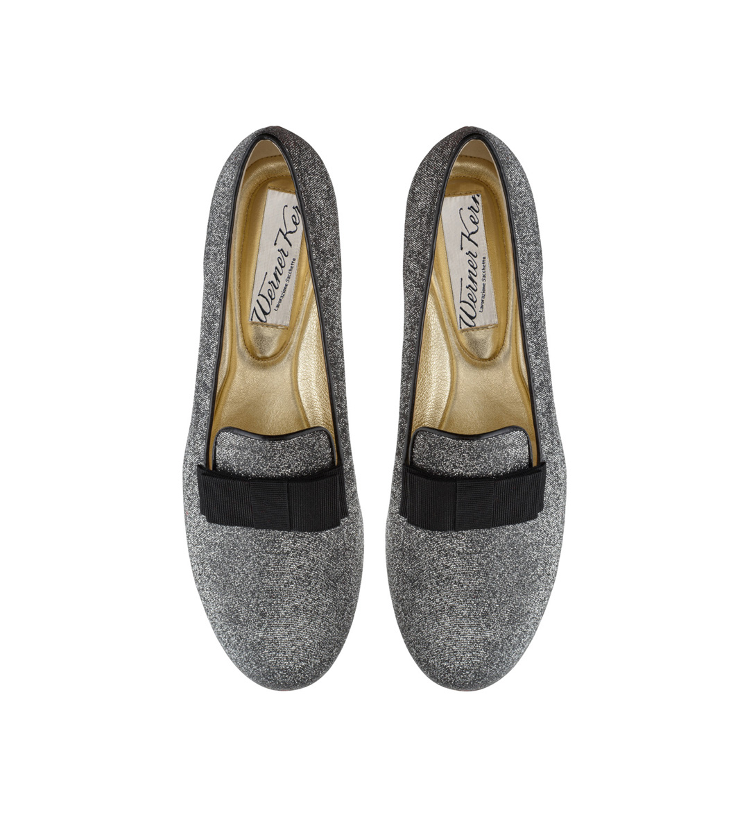 Une jeune femme porte le mocassin Linn à paillettes