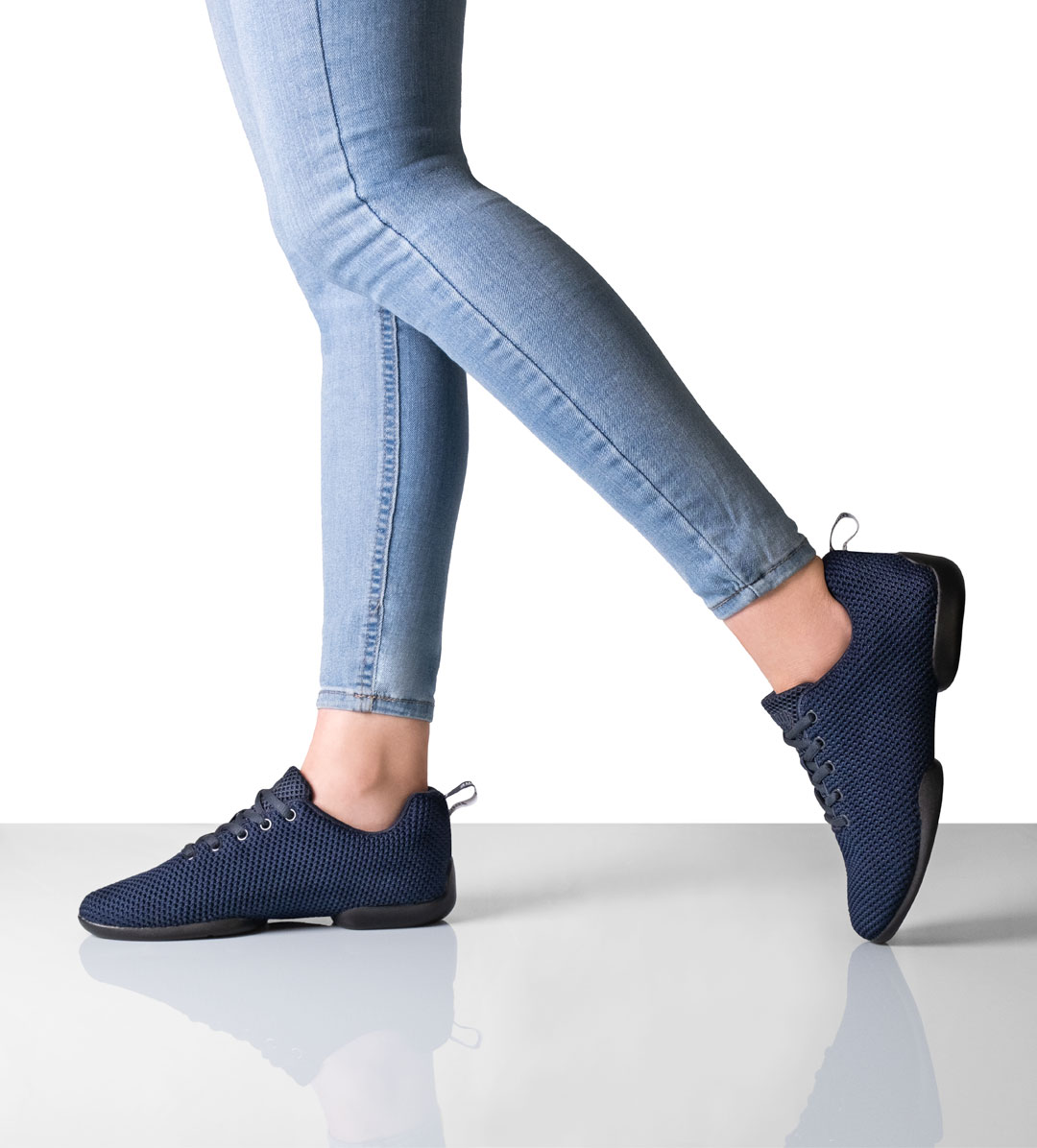 Baskets pour femmes 170 en Bleu Foncé par Suny by Anna Kern, en matériau tricoté fin avec semelle divisée, idéales pour danser sur tous les sols.