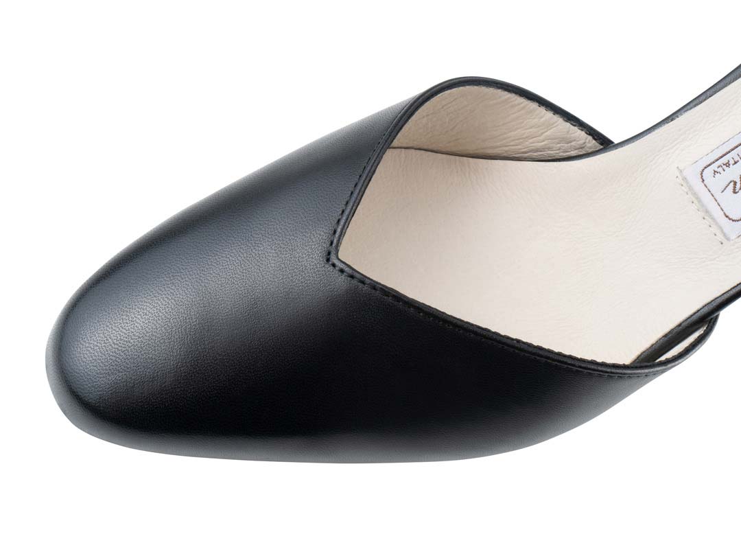 Betty Vue détaillée de la coupe en V de la chaussure de danse fermée pour femmes Werner Kern.