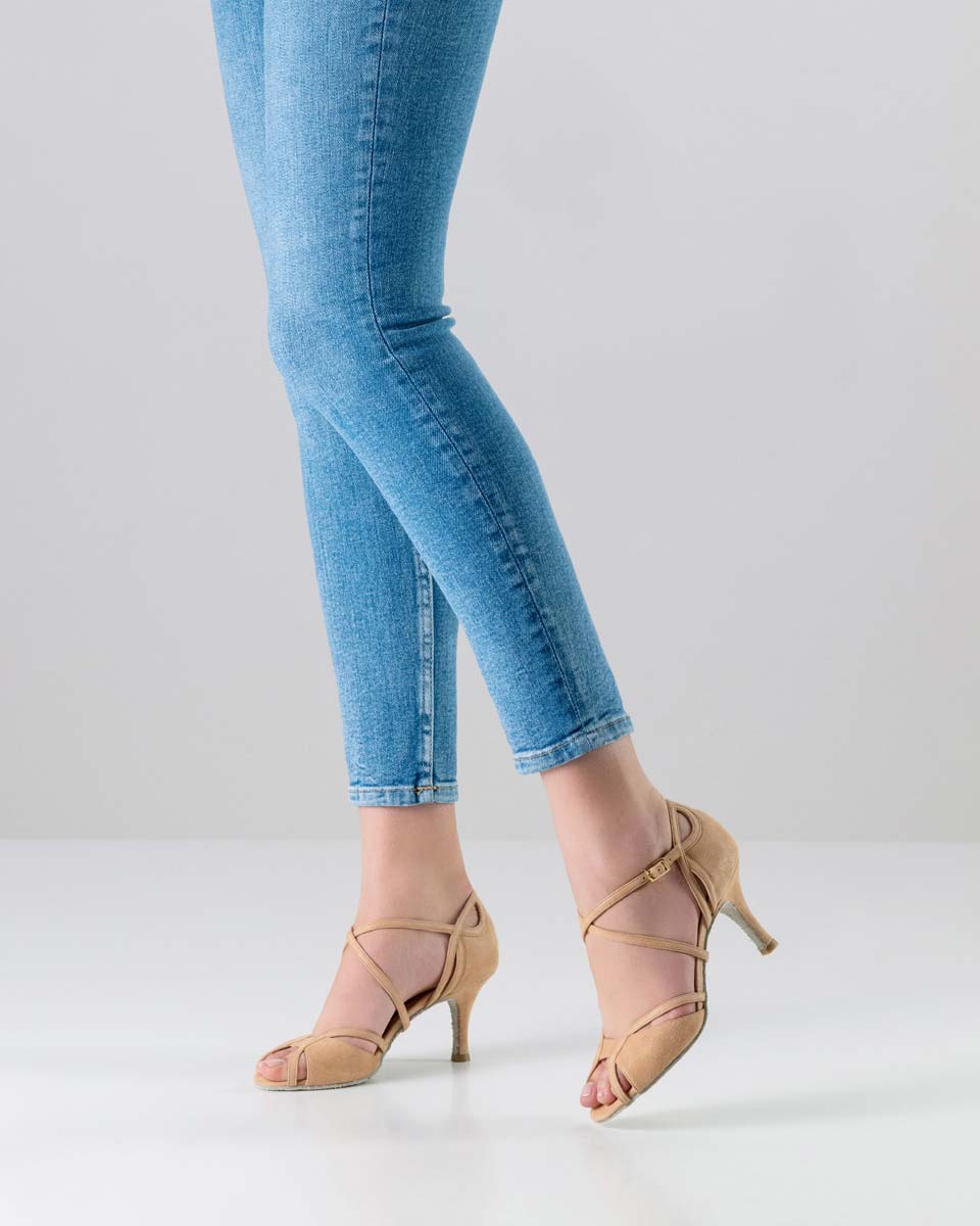 Ornella Chaussures de danse ouvertes Nueva Epoca en velours beige combinées avec des jeans bleus