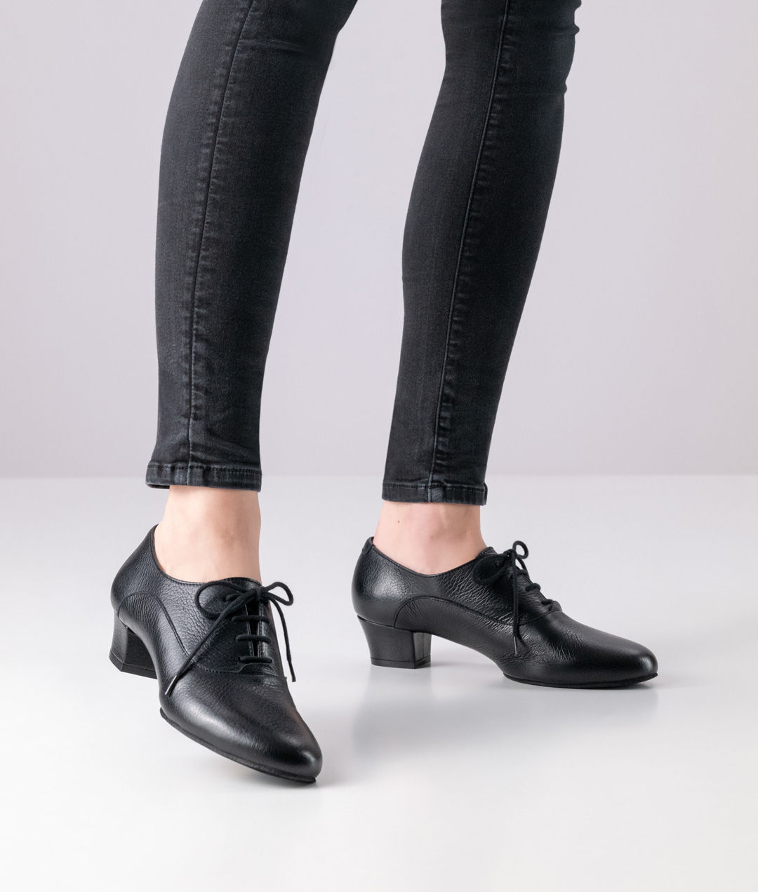 Chaussures de danse classiques à lacets en cuir de cerf avec petit talon bloc.