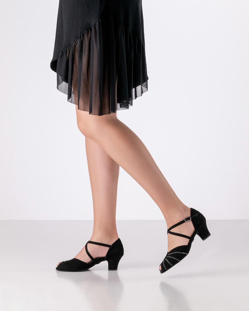 Werner Kern en cuir de chèvre velours noir, séduisante et confortable avec un V-cut confortable, petite ouverture pour les orteils et bride croisée réglable individuellement, hauteur de talon fantastiquement confortable de 4,5 cm