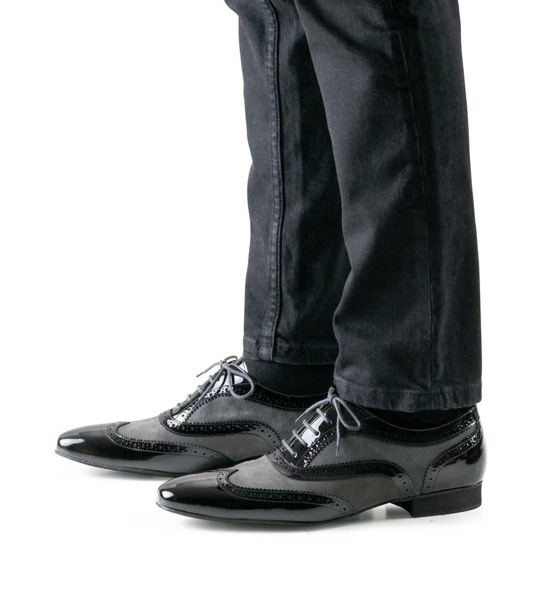 Chaussures de danse pour hommes de Nueva Epoca en velours et vernis en combinaison avec un pantalon noir