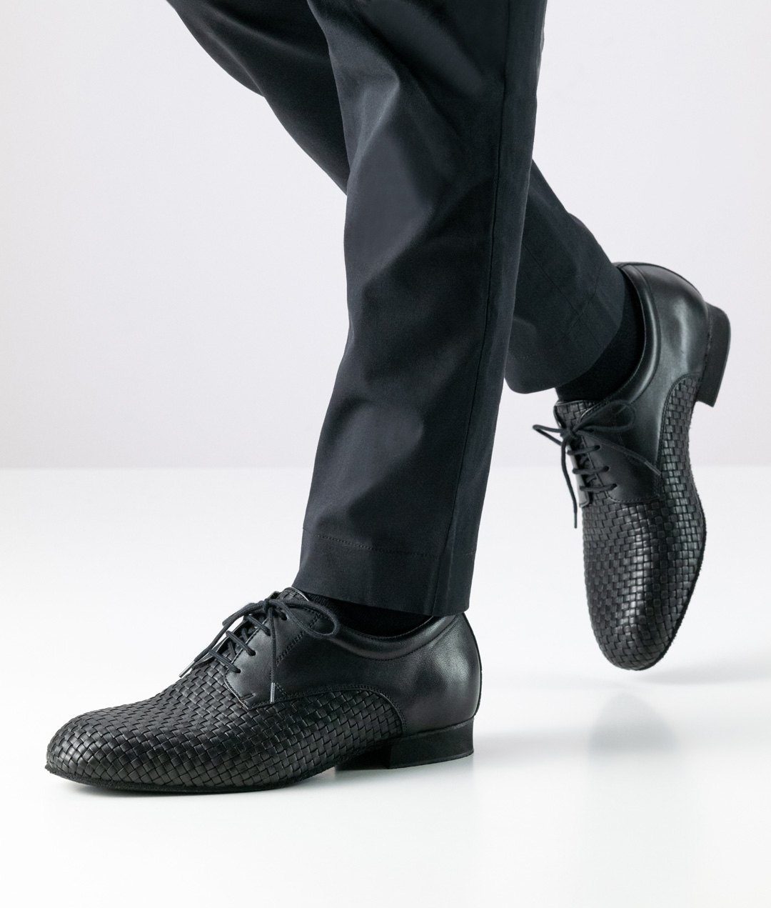 Chaussure de danse élégante et simple pour homme Brescia en cuir nappa noir tressé avec semelle amovible pour les pieds légèrement plus larges, par Werner Kern.