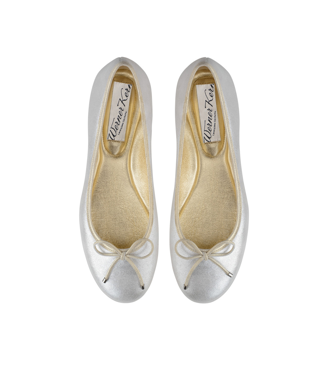 Ces ballerines se présentent dans des couleurs estivales, dans des tons argentés métallisés mats et nude.