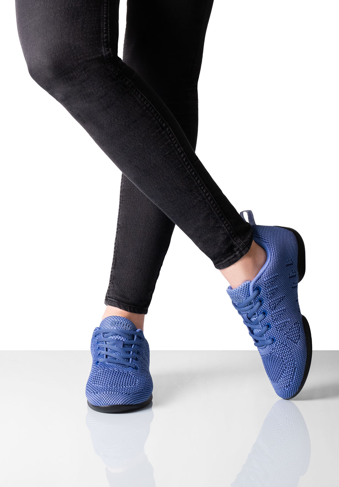 Baskets de danse pour femmes 185 en Bleu Clair par Suny by Anna Kern, en matériau tricoté fin avec semelle divisée, idéales pour danser sur tous les sols.