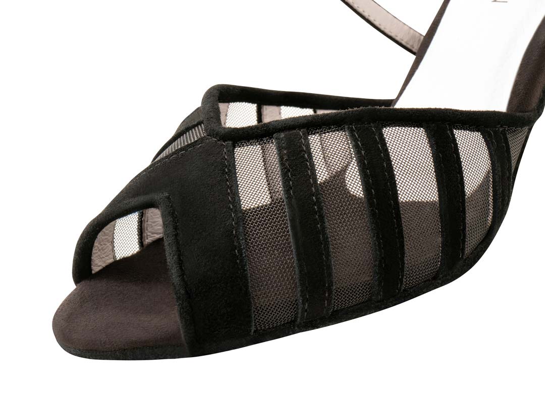 Vue détaillée de l'avant de la chaussure de danse Anna Kern pour femme en cuir argenté.