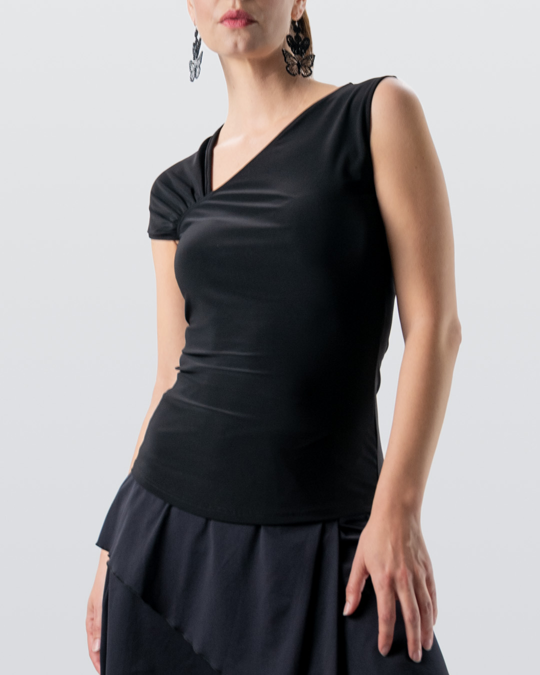Haut de danse noir à coupe étroite avec encolure en V asymétrique et manches de différents styles, par Werner Kern.
