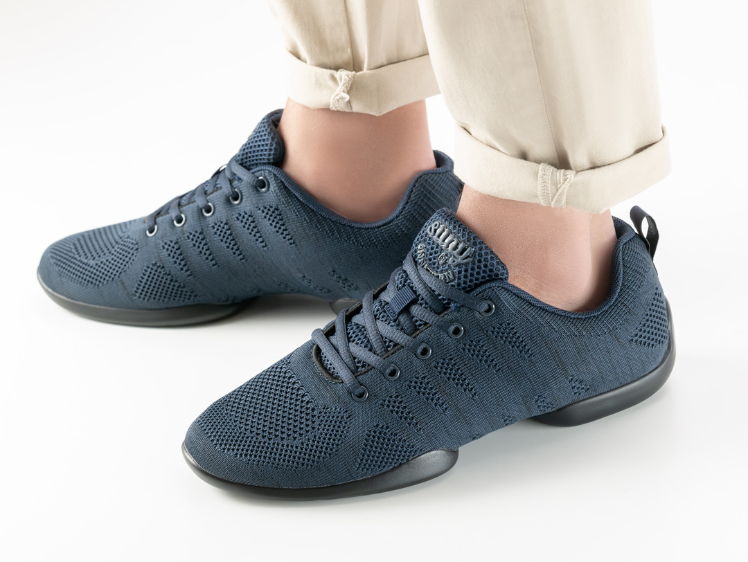 4030 Vue détaillée de la sneaker de danse pour hommes en noir avec laçage.