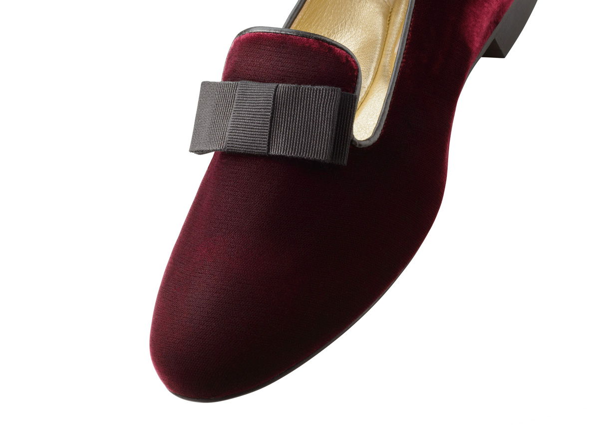 Ava Loafer en velours rouge fin avec un nœud noir