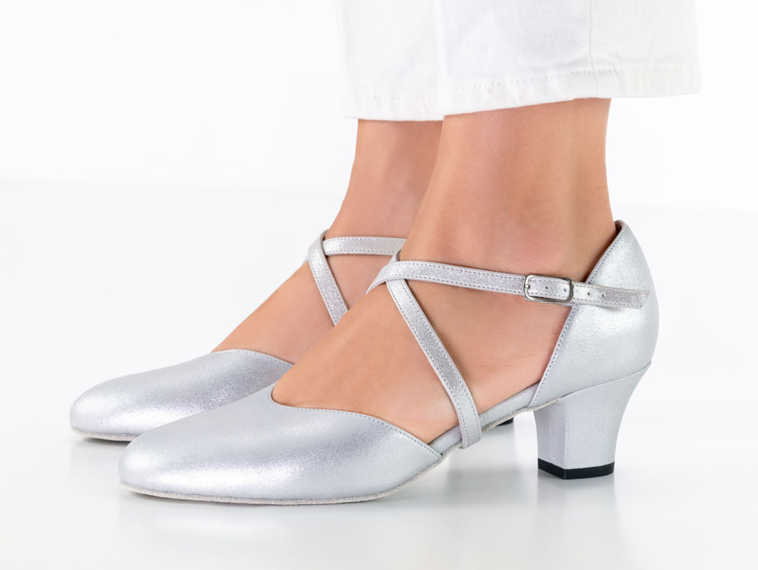 Chaussures de danse fermées en cuir argenté, avec un talon bloc de 4,5 cm et une bride croisée sur le cou-de-pied, signées Werner Kern