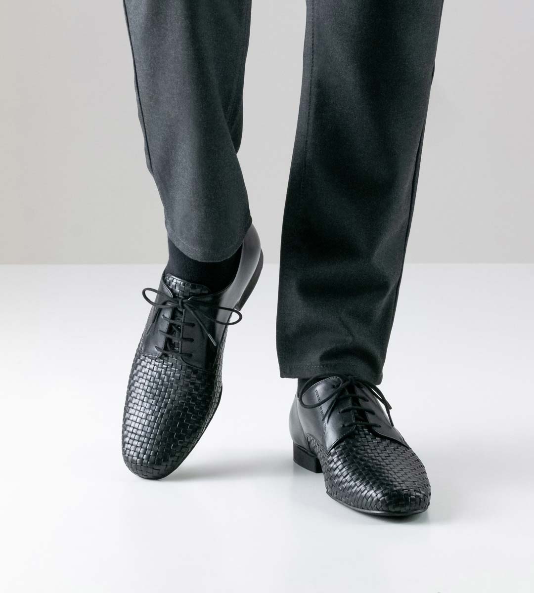 Como Chaussure de danse pour homme noire tressée à la main en combinaison avec un pantalon gris