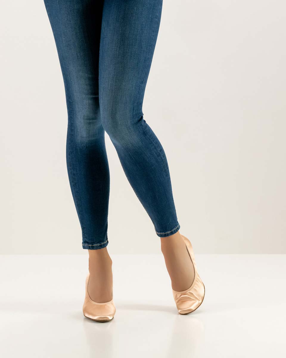 Laura Chaussure de danse standard pour femmes de Werner Kern avec bande élastique en combinaison avec un jean bleu