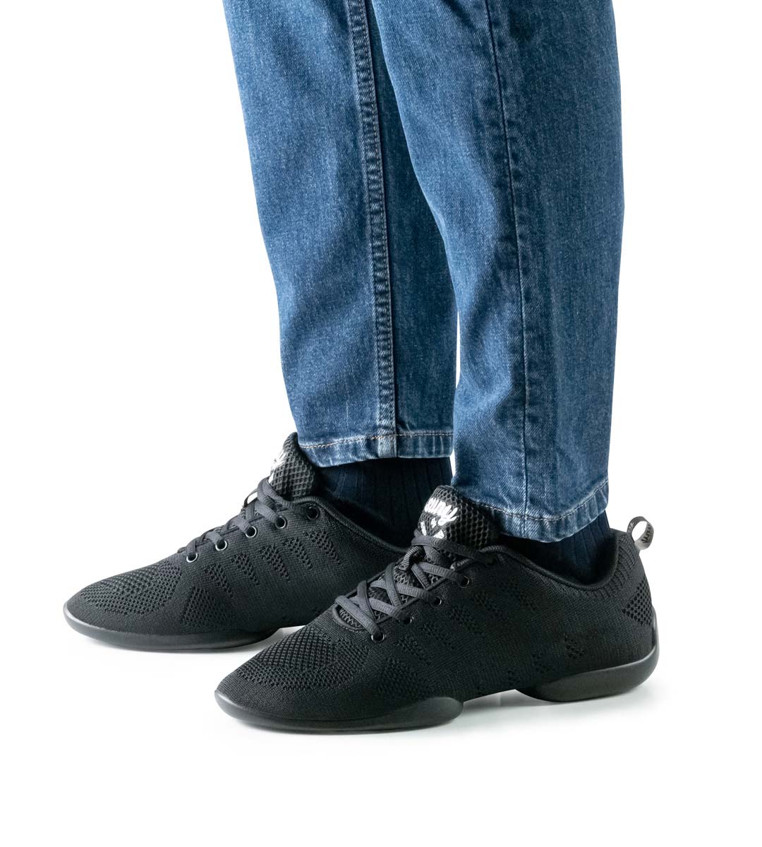 4020 Un jean bleu combiné à une sneaker de danse noire pour homme de Suny.