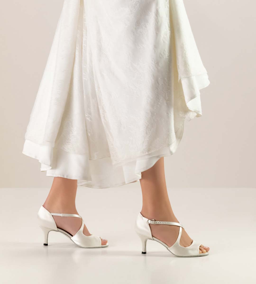 Mable Chaussure de mariée Nueva Epoca de 6 cm de haut associée à une robe de mariée blanche