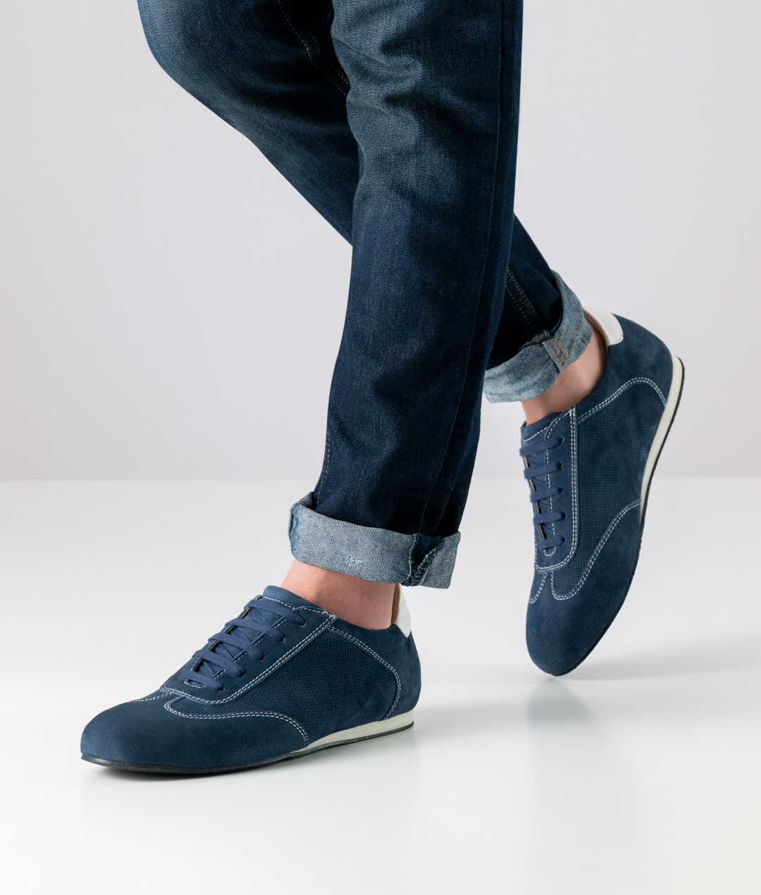 Chaussure de danse pour homme en daim denim bleu avec une semelle de danse sur toute la longueur et une semelle intérieure amovible. Merveilleusement légère et maniable.