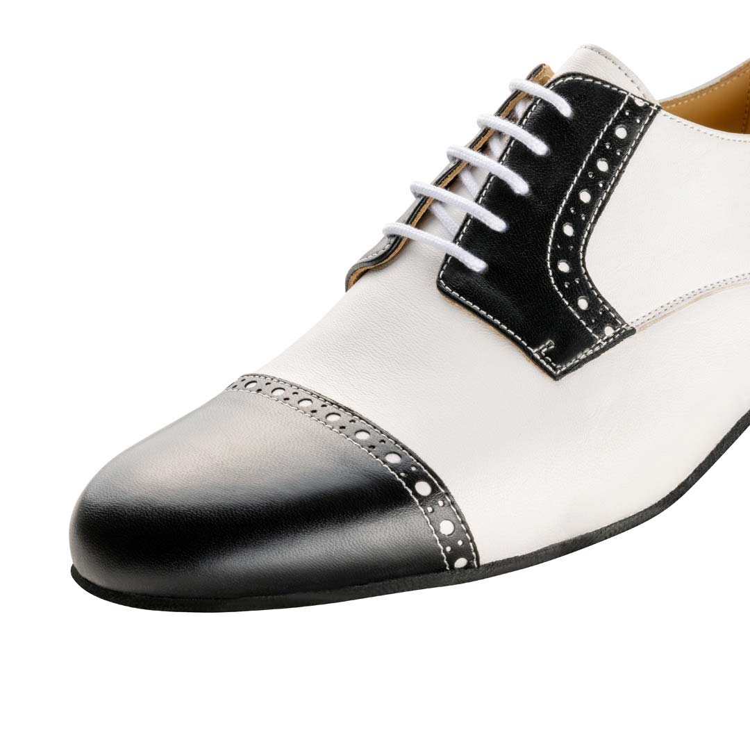 Bergamo Werner Kern Chaussures de danse pour hommes avec micro-talon en combinaison avec un pantalon gris Détail du laçage à 5 voies de la chaussure de danse pour hommes Werner Kern