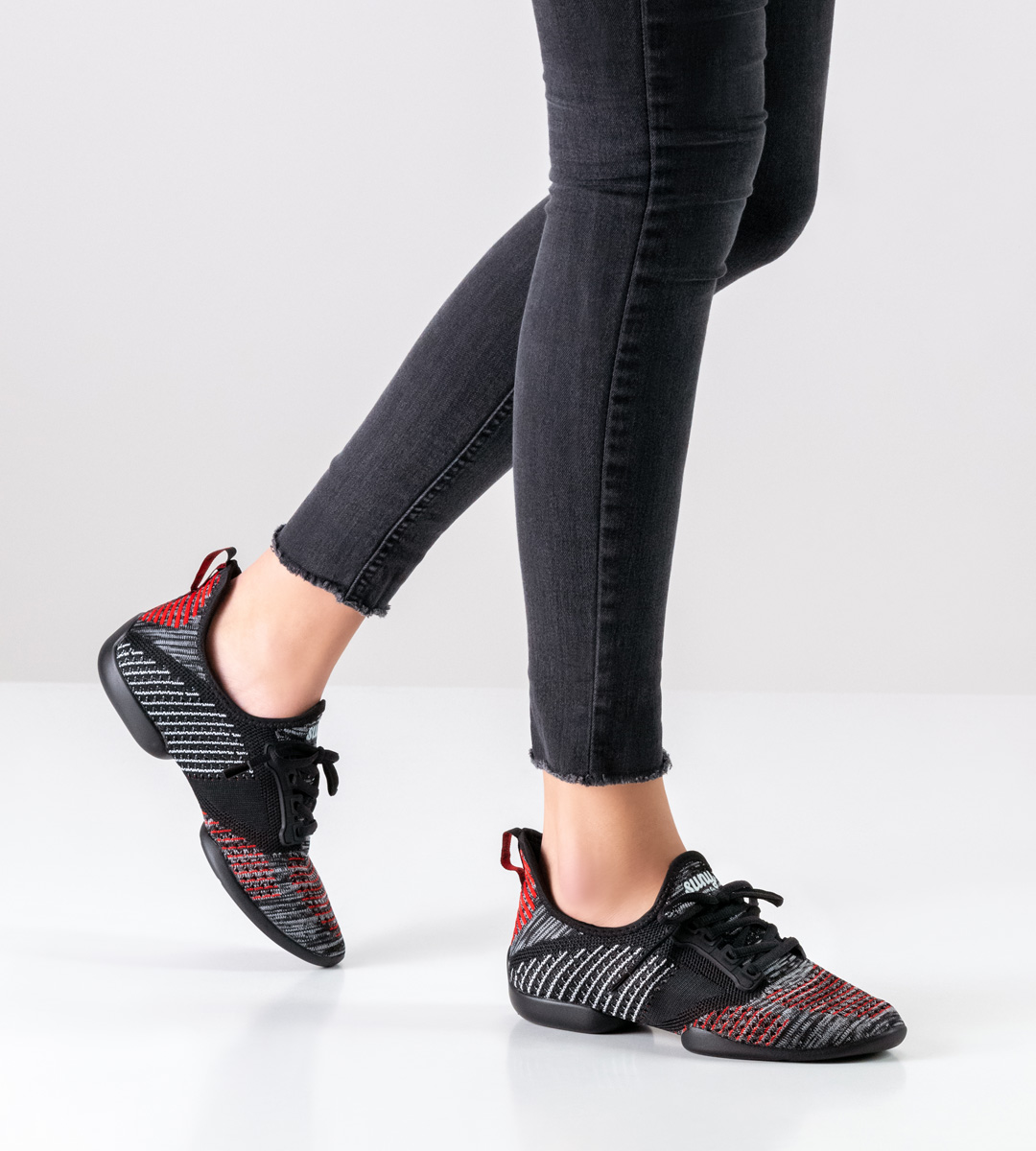 Sneakers de danse pour dames en noir-rouge-blanc-gris par Suny