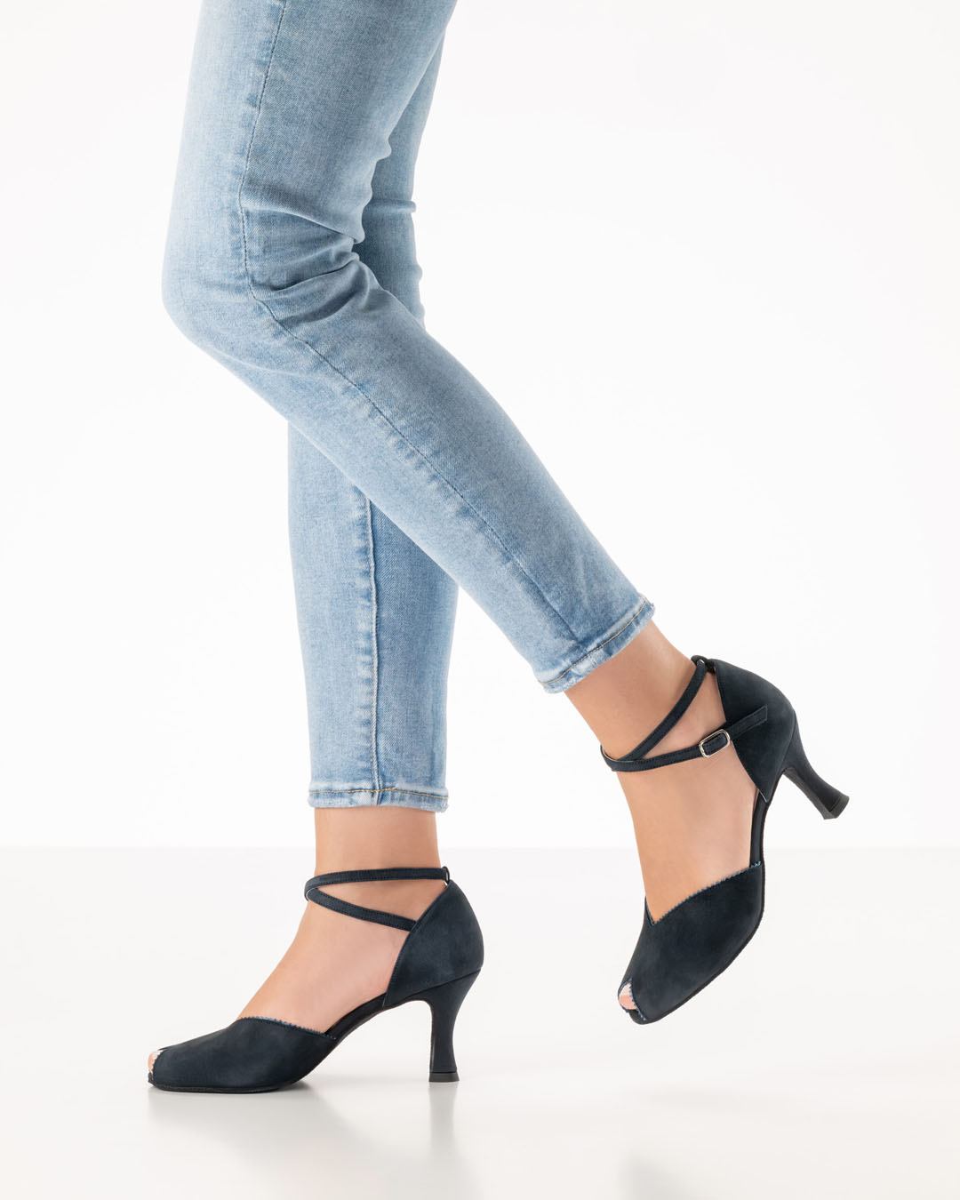 Vue de profil d'un mannequin portant un jean clair et des chaussures de danse noires à talon de 6,5, avec un petit décolleté « peep toe »