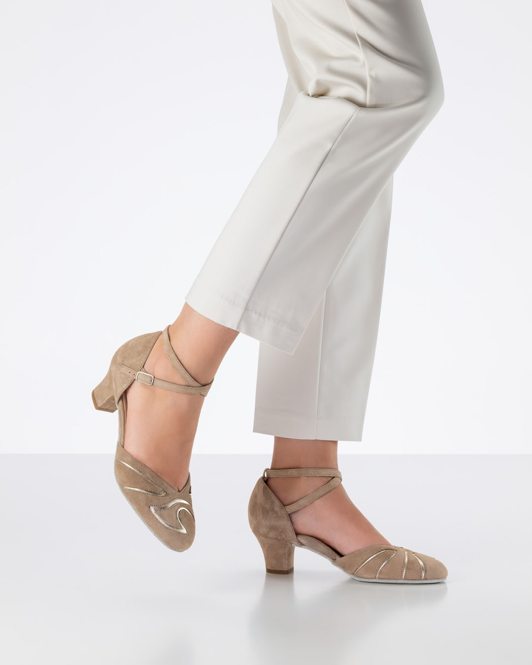 Chaussures de danse Edith, de couleur beige, portées avec un pantalon beige clair