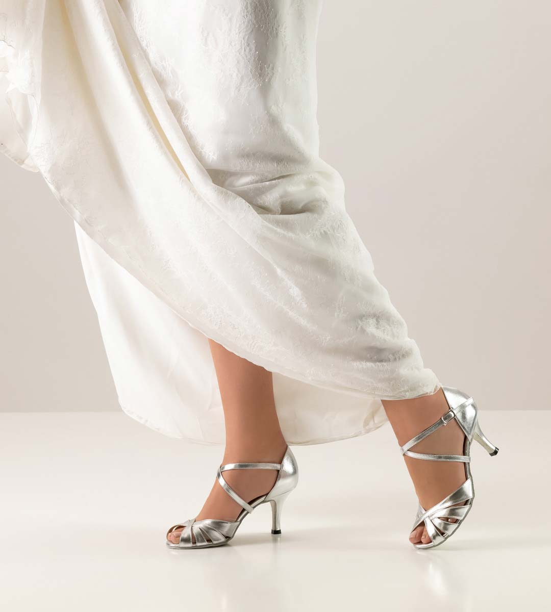 Yolanda Robe de mariée blanche combinée à des chaussures de mariée de couleur argentée