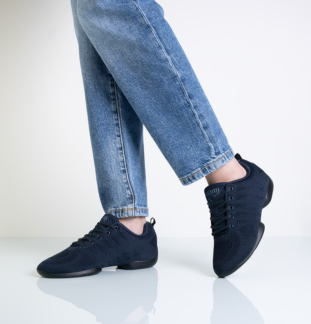 Baskets de danse bleu foncé pour femmes, en matière élastique, pour la danse en ligne, la kizomba et la bachata, par Suny.