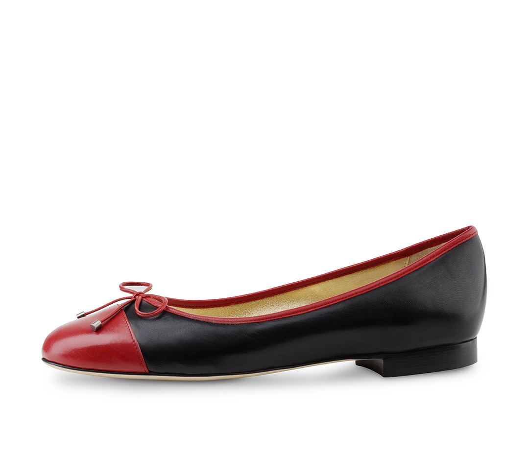 Ballerine noire et rouge de Werner Kern avec nœud rouge