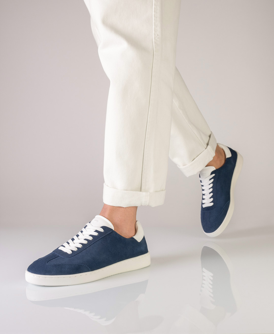 Baskets de danse en daim bleu avec une semelle en pu blanc clair pour faciliter les rotations, par Suny.