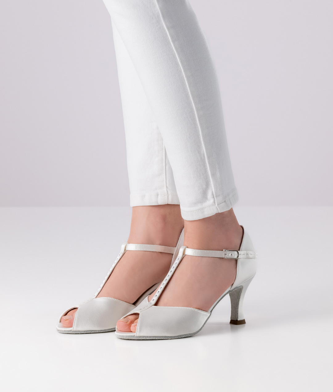 Chaussure de danse de mariage à bout ouvert avec un talon de 6,5 cm en satin blanc avec une bride en T et des strass par Werner Kern.