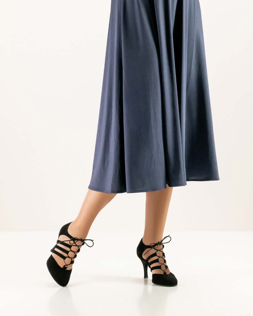 April Chaussure de danse à lacets pour femmes Nueva Epoca en combinaison avec une jupe grise