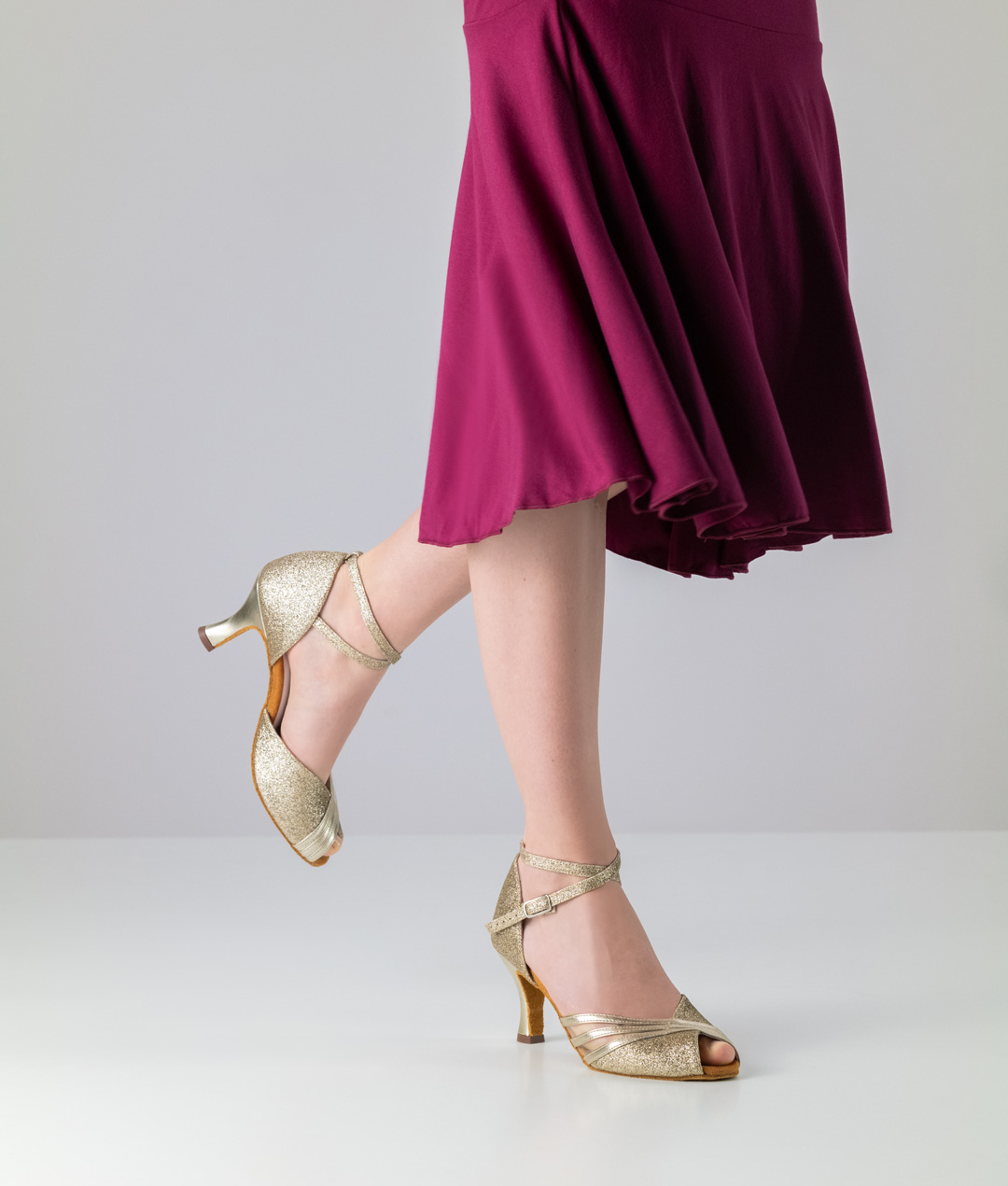 Charlize, chaussure de danse ouverte dorée et scintillante d'Anna Kern avec un talon de 6 cm.