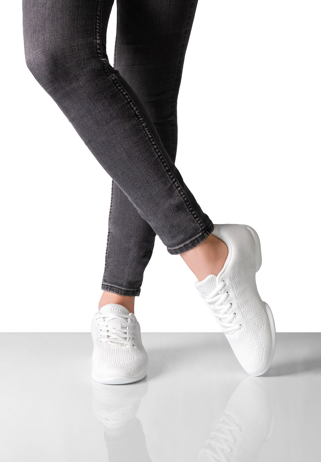 Sneaker 160 Baskets blanches pour femmes en matériau tricoté fin par Suny by Anna Kern, numéro d'article 160, semelle fendue, idéales pour danser sur tous les sols.