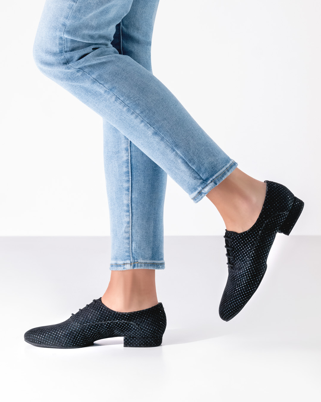 Chaussure d'entraînement scintillante en brocart noir et bleu avec semelle fendue pour une mobilité optimale, à lacets.