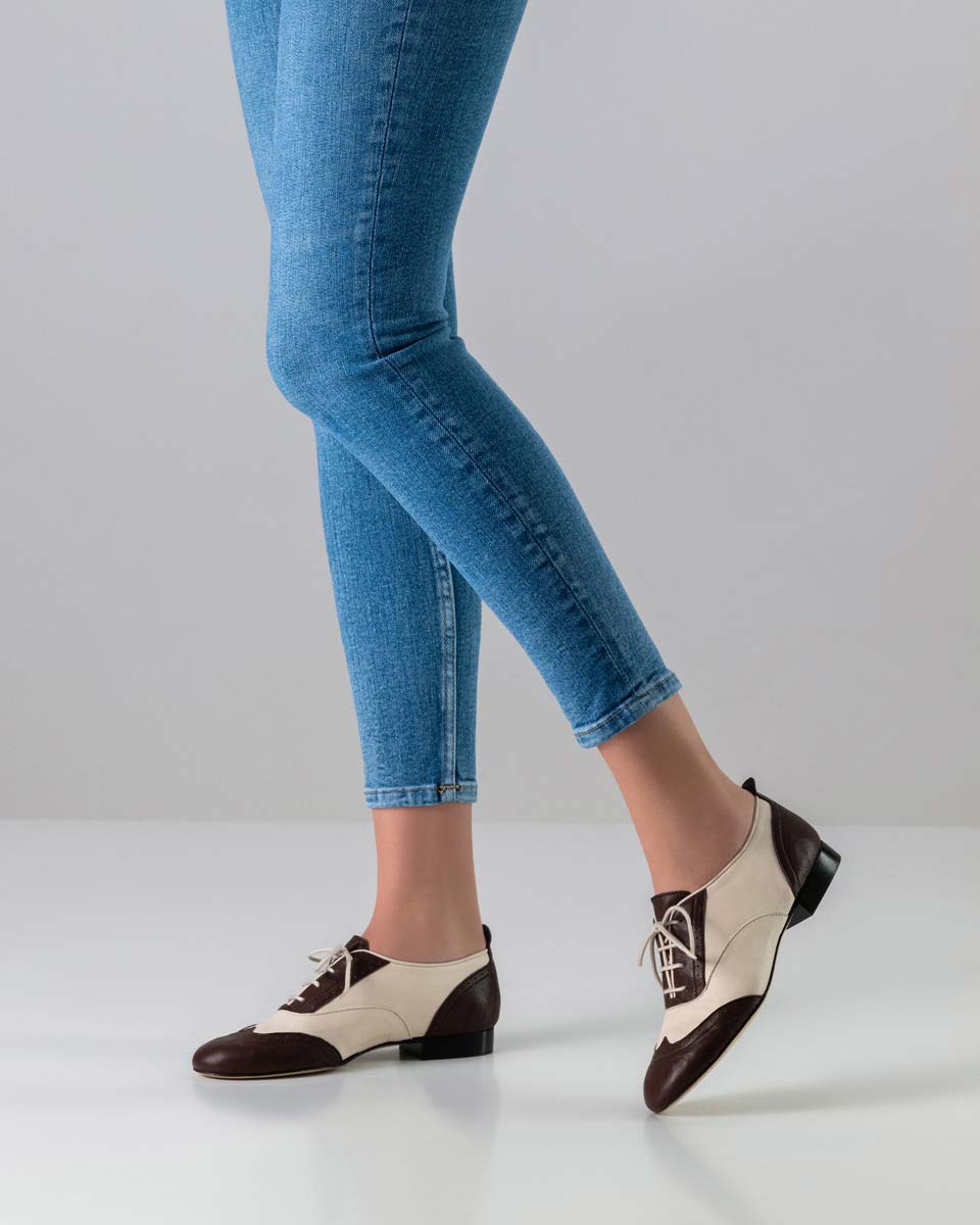 Taylor 1,5 cm Chaussures de danse pour femmes Swing avec semelle en cuir en combinaison avec un jean bleu