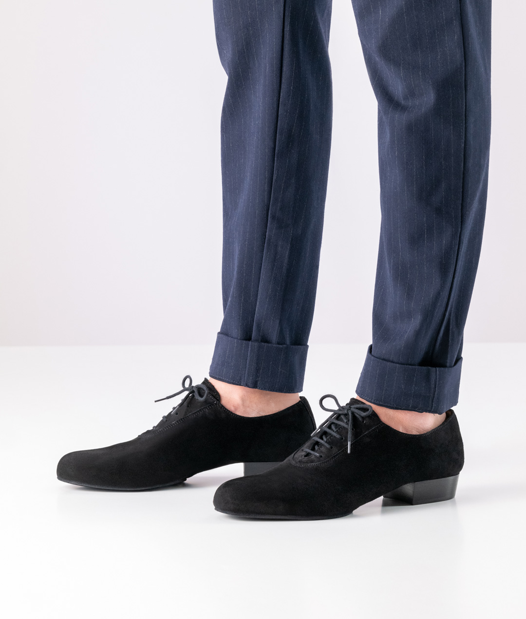 Chaussure de danse décontractée pour homme avec une semelle très souple en cuir suédé souple.