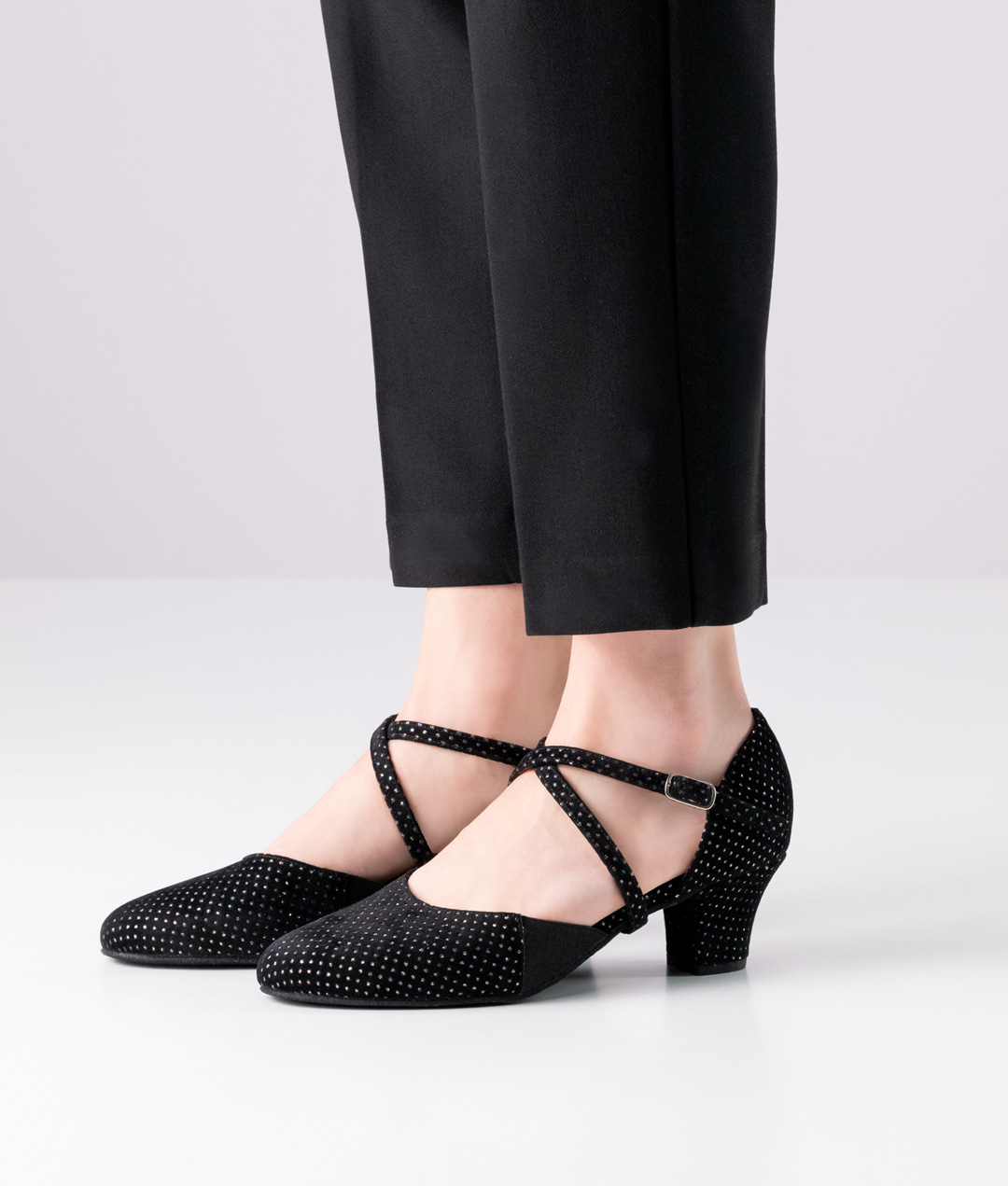 Chaussure de danse fermée et confortable pour pieds à exigences particulières, en daim particulièrement souple, avec un talon de 4,5 cm.