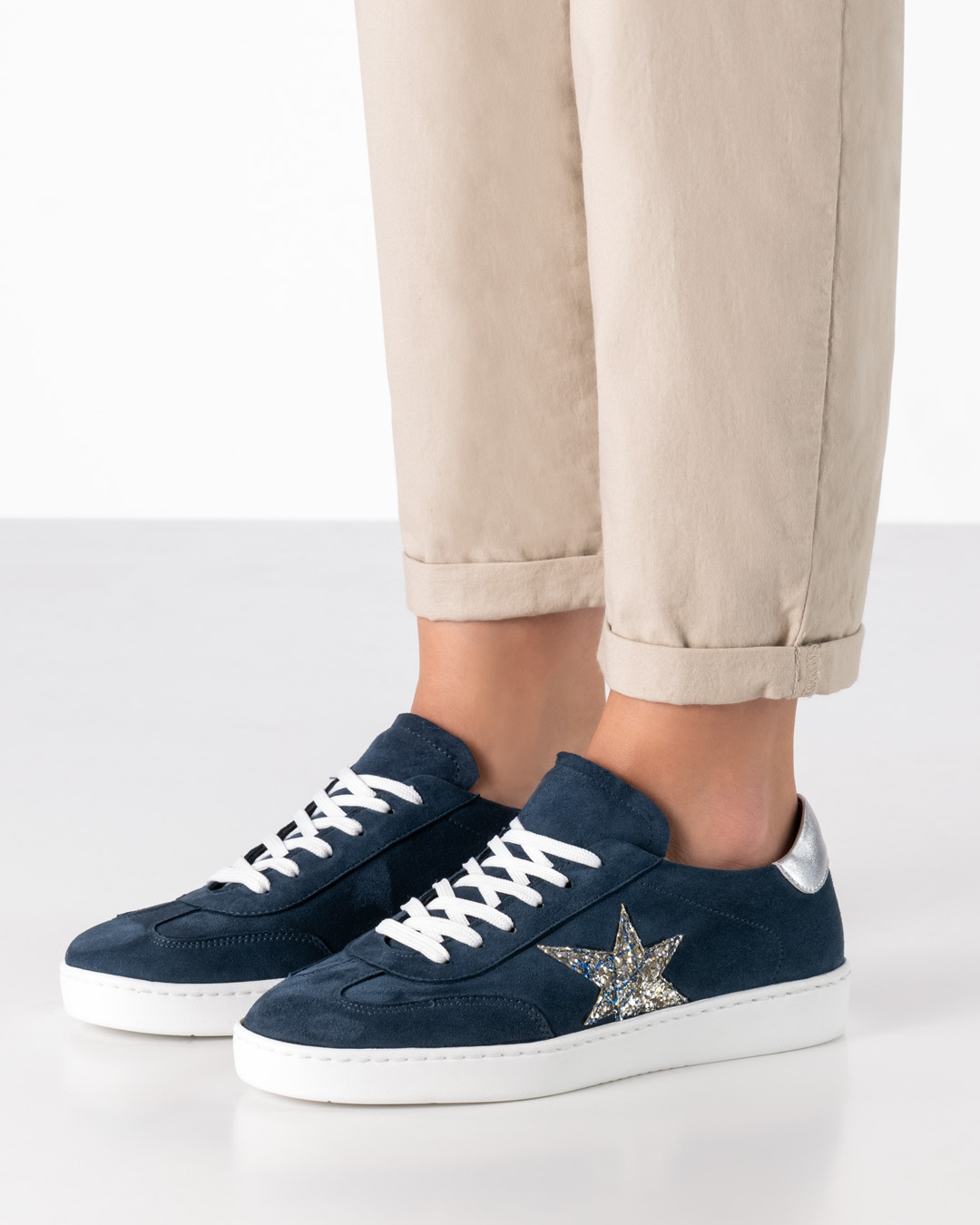 Zelda - COMING SOON Baskets de danse bleu foncé avec semelle blanche polyvalente et étoile en brocart scintillant de Werner Kern