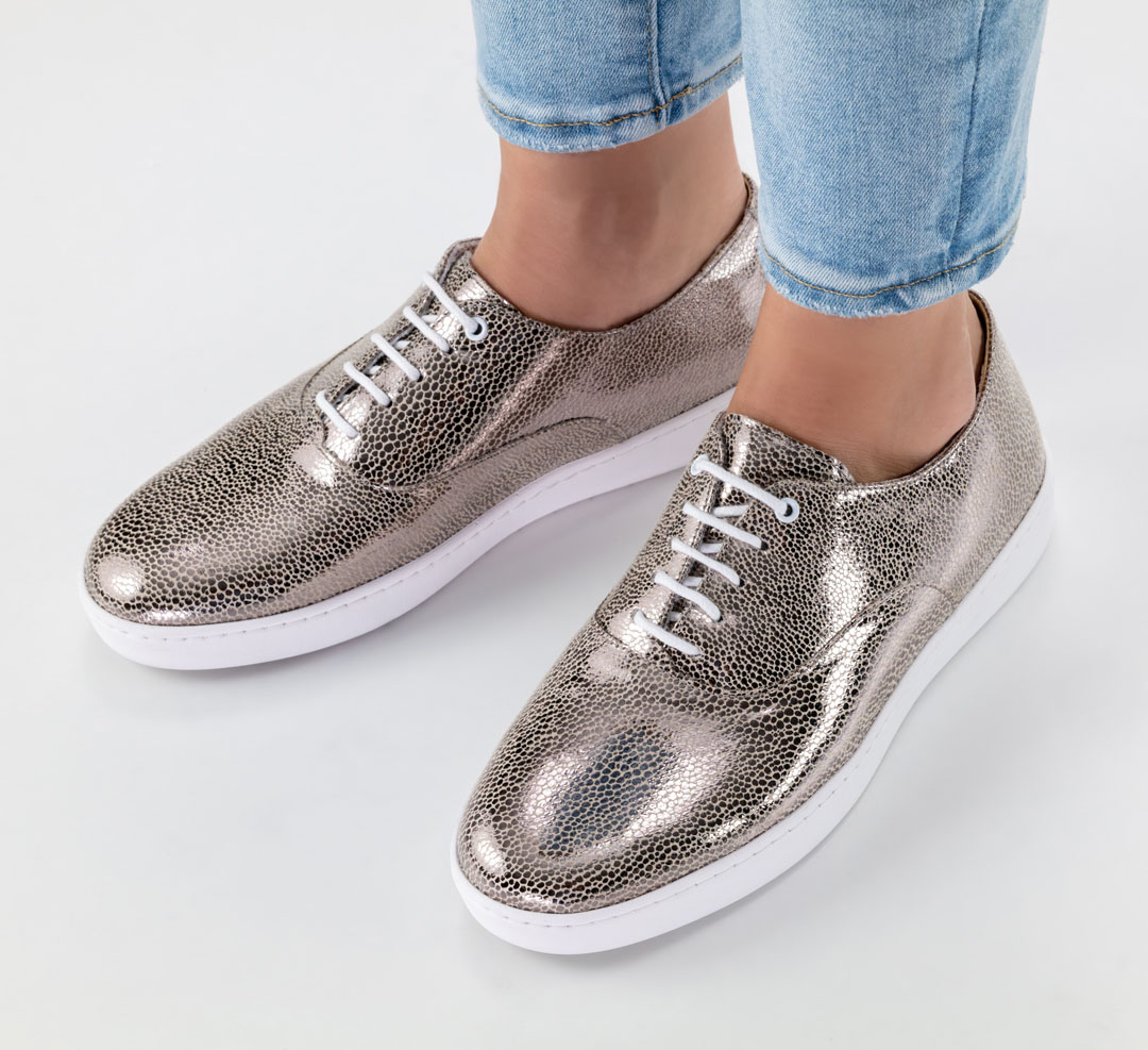 Chaussures de danse plates à lacets pour femmes, en matière brillante couleur platine, signées Werner Kern, avec une semelle de basket blanche