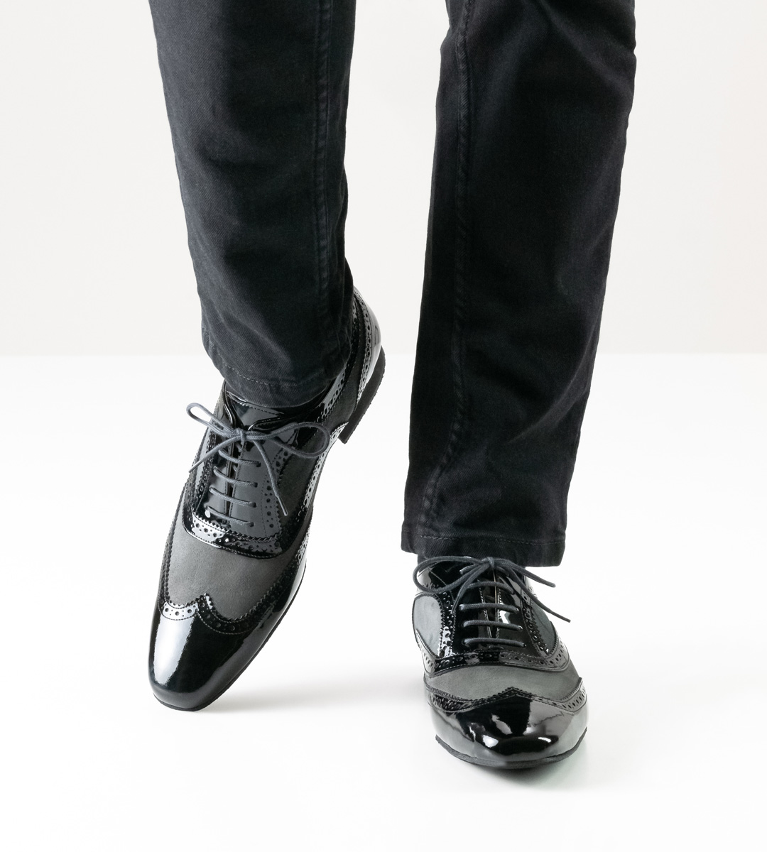 Chaussures de danse pour hommes de Nueva Epoca avec micro-talon de 2 cm en combinaison avec un jean noir
