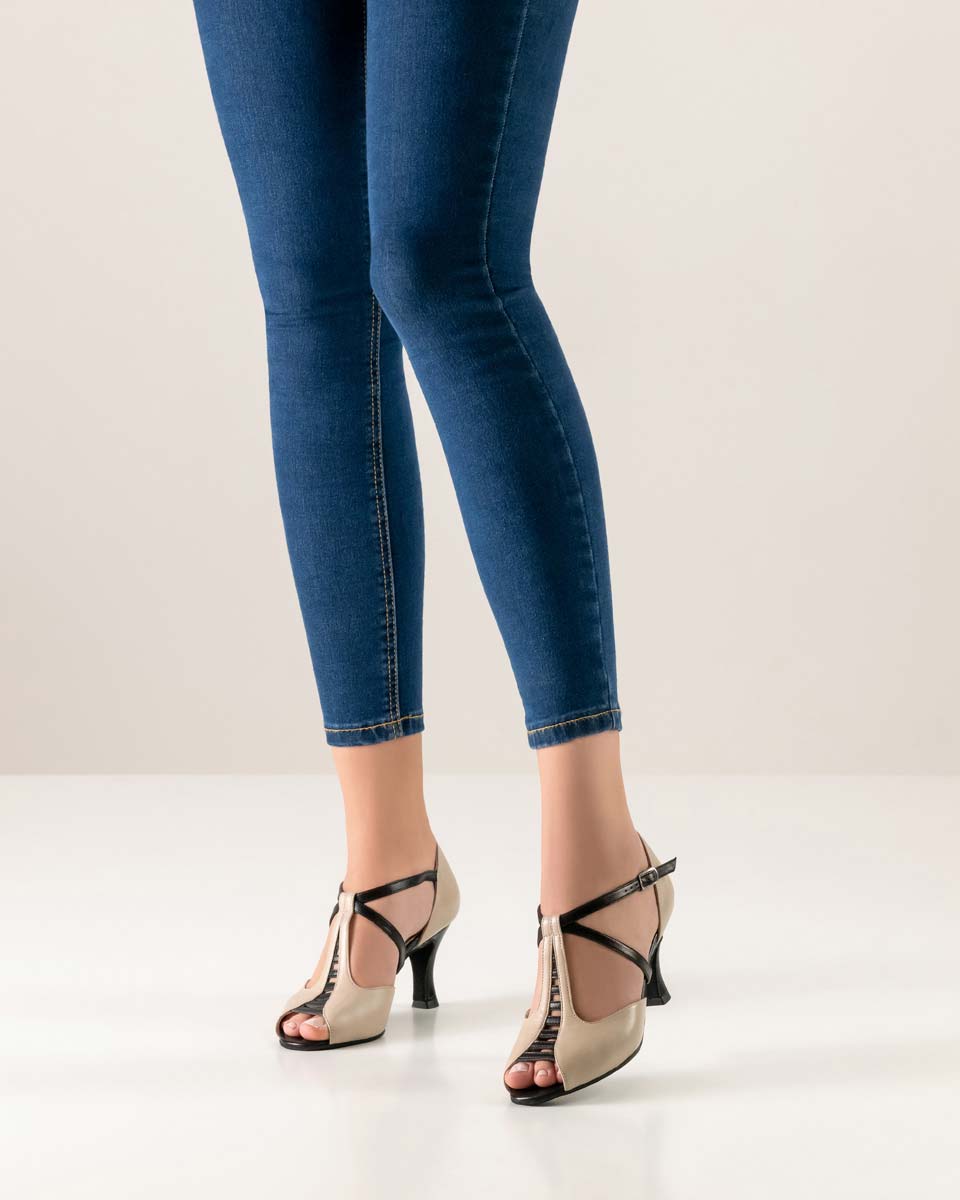 Holly Chaussures de danse salsa beige et noir de Werner Kern avec jeans bleu